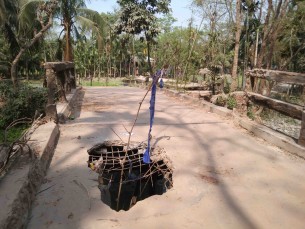 দৌলতখানের নুরু মিয়ার হাটে  ভাঙা ব্রিজে ঝুঁকিপূর্ণ চলাচল