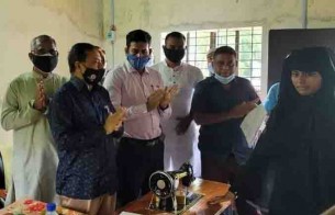 ইলিশায় ইসলামিক মিশন কেন্দ্রের প্রশিক্ষণ প্রাপ্ত  দুস্থ নারীদের মাঝে সেলাই মেশিন বিতরণ