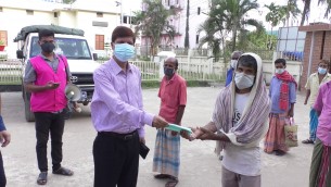 ভোলায় বিনামূল্যে ৭৫ হাজার মাস্ক ও ২৩টি হ্যান্ড মাইক বিতরণ