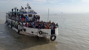 ভোলায় নৌযানে হাজার হাজার যাত্রী ঈদ উপলক্ষে বাড়ি ফিরছে