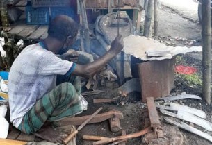 ভোলার কামার পাড়ায় হাতুড়ির টুং-টাং  শব্দে ঈদের আমেজ বইছে