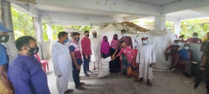 মনপুরায় দুঃস্থদের মাঝে প্রধানমন্ত্রীর  পক্ষে ঈদের চাউল বিতরণ