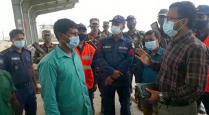 নিষেধাজ্ঞা উপেক্ষা করায় ভোলায় মেঘনা নদীতে যাত্রীবাহী ট্রলার আটক