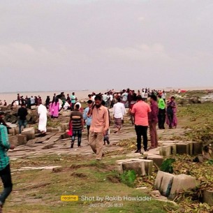 বিধি-নিষেধ অমান্য করে ইলিশা মেঘনা নদীর তীরে পর্যটকদের ভিড়