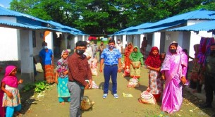 মনপুরায় কর্মহীনদের মাঝে প্রধানমন্ত্রীর উপহার সামগ্রী বিতরণ