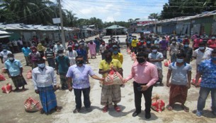 মনপুরায় ৮০০ কর্মহীন পরিবারের  মাঝে নগদ অর্থ বিতরণ