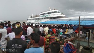 ইলিশা ফেরিঘাটে  ঘরমুখো যাত্রীদের উপচেপড়া ভিড়