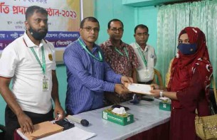 ভোলায় এসএসসি পরীক্ষায় কৃতকার্য দরিদ্র  ও মেধাবী শিক্ষার্থীদের মধ্যে বৃত্তি প্রদান