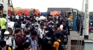 লকডাউনেও ফেরি-ট্রলারে ভোলায় আসছে শত শত মানুষ