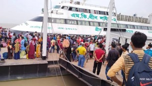 লকডাউন শিথিল করায় ভোলার  লঞ্চঘাটে যাত্রীদের উপচে পড়া ভিড়