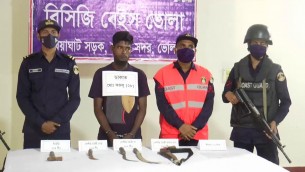 ভোলায় কোস্টগার্ডেে অভিযানে দেশিয় অস্ত্রসহ জলদস্যু আটক