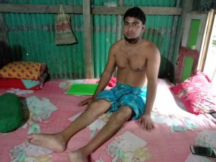 ভোলায় অর্থের অভাবে রাজমিস্ত্রি হারুনের চিকিৎসা বন্ধ