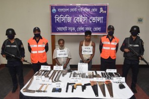 ভোলায় বিপুল পরিমান দেশীয় অস্ত্রসহ দুই ডাকাত আটক