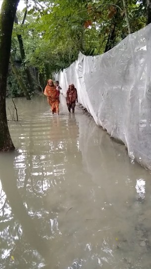 দৌলতখানে দিদারউল্ল্যাহ গ্রামে সামন্য  বৃষ্টিতেই কাঁচা রাস্তায় হাঁটু জল পানি