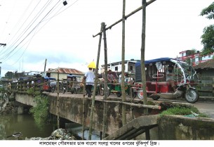 লালমোহনে ঝুঁকিপূর্ণ ব্রিজে শঙ্কার পারাপার