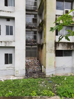 ভোলা হাসপাতালে যত্রতত্র ফেলা হচ্ছে করোনা ওয়ার্ডের বর্জ্য, সংক্রমণ ছড়িয়ে পড়ার  আশঙ্কা