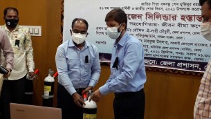 করোনা রোগীদের চিকিৎসার জন্য  ভোলার তিন স্বাস্থ্য কমপ্লেক্সে ১৫ টি অক্সিজেন সিলিন্ডার বিতরণ