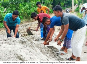 লালমোহনে স্বেচ্ছাশ্রমে সড়ক সংস্কার