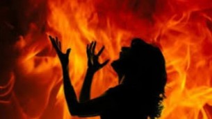 ভোলার লালমোহনে বখাটের পেট্রোল নিক্ষেপে আগুনে ঝলসে গেলো মা-মেয়ে