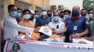 ভোলা হাসপাতালে করোনা রোগীদের মাঝে ছাত্রলীগের ফল বিতরণ