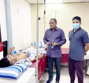 দৌলতখানের সাবেক ছাত্রলীগ নেতা মন্নানের শয্যা পাশে এমপি মুকুল