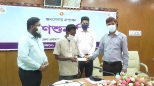 ভোলায় নদী ভাঙ্গনে ক্ষতিগ্রস্তদের মাঝে নগদ অর্থ বিতরণ