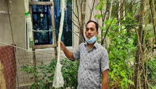 মনপুরায় ১০ ফুট লম্বা চিচিঙ্গা চাষে কলেজ শিক্ষকের সফলতা