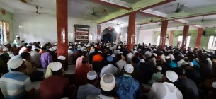 মনপুরায় সাবেক এমপি’র মৃত্যু বার্ষিকীতে ৪ শত এতিমদের মাঝে খাবার বিতরণ