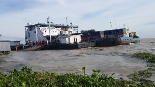 ভোলায় জোয়ারের পানিতে লঞ্চ ও ফেরি ঘাট প্লাবিত,ফেরি চলাচল ব্যহত