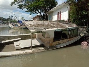 চরফ্যাশনে কর্তৃপক্ষের গাফিলতিতে নৌ-অ্যাম্বুলেন্স পানির নিচে