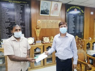 মেডিকেল চান্স পাওয়া  মেধাবি ছাত্র ইশাদের  পাশে দাড়ালেন ভোলা জেলা প্রশাসক