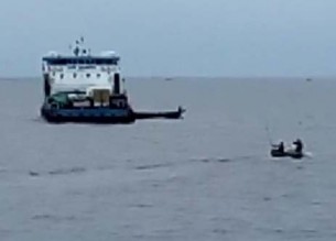 ডুবো চরের কারনে ভোলা-লক্ষ্মীপুর  রুটে ফেরি চলাচল ব্যহত