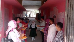 ভোলায় শিক্ষার্থীদের ফুল দিয়ে বরণ