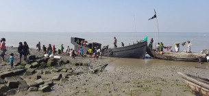 ট্রলার ডুবির ৩০ ঘন্টা পর উদ্ধার জেলেরা,ফিরেছে পরিবারের কাছে