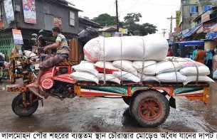 লালমোহনে সড়কে অবৈধ যানের রাজত্ব