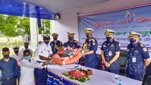 ভোলায়  জেলেদের মাঝে কোস্টগার্ডের পক্ষ থেকে জীবন রক্ষাকারী  উপকরণ বিতরণ