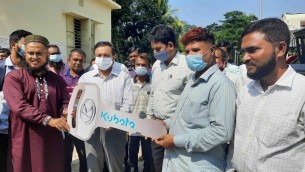 ভোলায় কৃষকদের মাঝে হারভেস্টার বিতরণ