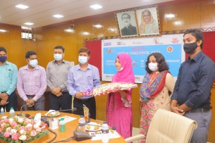 ভোলায় এক ঘণ্টার প্রতীকী জেলা প্রশাসক হলেন দশম শ্রেণির ছাত্রী