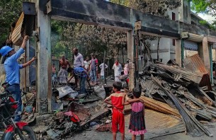 দৌলতখানে অগ্নিকান্ডে পাঁচ  প্রতিষ্ঠান পুড়ে ছাই