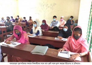 শ্রেণি কক্ষে শিক্ষার্থীদের পাশে বসে ক্লাস করলেন ইউএনও-এসিল্যান্ড