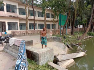 দৌলতখানে এক বছরেও সংস্কার হয়নি  হাসপাতালের পুকুরের ভাঙ্গা ঘাটলা