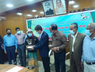 ভোলায় অগিগ্নকান্ডে নিহতদের পরিবারের মাঝে আর্থিক সহায়তার চেক বিতরণ