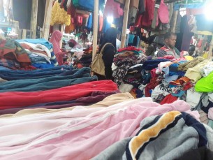 ভোলায় জমে উঠেছে ফুটপাতে শীতের পোষাকের বাজার