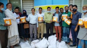 মনপুরায় ১২০ কৃষককে  প্রশিক্ষণ  শেষে সার-বীজ বিতরণ