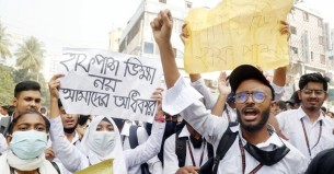 গণপরিবহনে শিক্ষার্থীদের হাফ ভাড়া নেওয়ার সিদ্ধান্ত