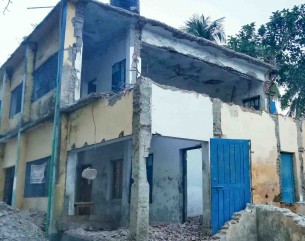 তজুমদ্দিনে সরকারি বিধান না মেনে পুরাতন  ভবনের একাংশ ভেঙ্গে ফেলার অভিযোগ