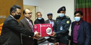 ভোলা কারাগারে সেলাই  মেশিন  দিলেন জেলা ও দায়রা জজ