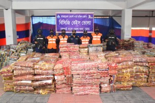 ভোলায় ৮ কোটি টাকা মূল্যের বিদেশী চোরাই শাড়িসহ আটক-৫