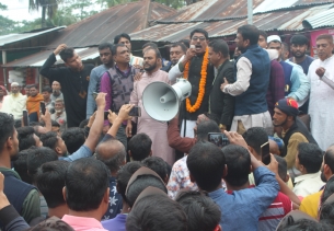 পূর্ব ইলিশা ইউনিয়নে আ'লীগের প্রার্থী  সরোয়ার্দী মাষ্টারকে বরণ করতে  লঞ্চঘাটে হাজারো কর্মীর ঢল