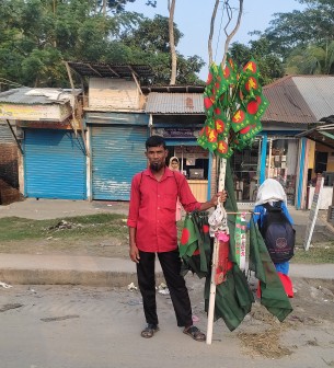 ভোলায় বিজয়ের মাস উপলক্ষে জাতীয় পতাকা বিক্রির ধুম